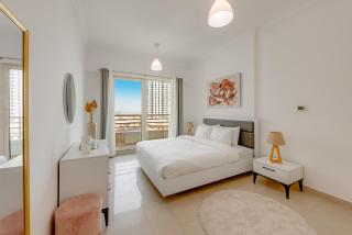 Spacious 1BR in Great Location, Manchester Tower, Dubai Marina - 3