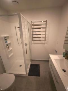 Cosy Sunny Bedroom Close to Airport - 8