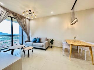 High Rise Haven 3BR Rooftop Pool Stylish Comfort 9pax - 1