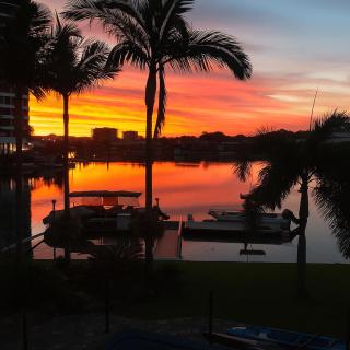 Large Waterfront Property with Spectacular Views & Sunsets - Gold Coast - 9