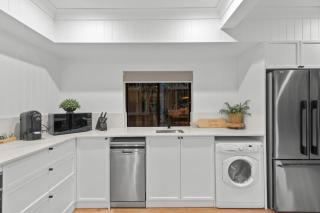 Bright 2-Bed New Farm Apartment with Private Patio - Brisbane - 4