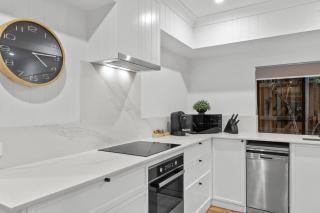 Bright 2-Bed New Farm Apartment with Private Patio - 3