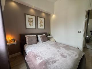 Sublime appartement refait à neuf en dernier étage baigné de lumière avec une très belle hauteur sous plafond 2 chambres en plein centre de Paris - Paris - 1