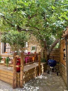 Charming Provencal Retreat with a Lush Private Courtyard - Rochegude - 2