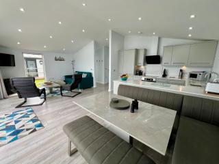 15 Golden Bay Holiday Village - Coastal Retreat with Breathtaking Views - 0