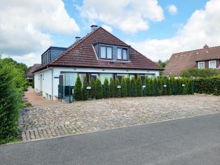 Strandnahe Ferienwohnung - sehr modern und hochwertig eingerichtet, inklusive Parkplatz, Gartenzugang und Fahrradunterstellmöglichkeit - Scharbeutz - 9