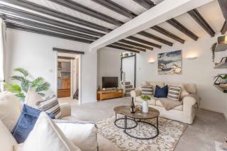 2BR Cottage and Parking, 10 Mins to Windsor - Datchet - 0