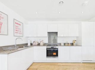 Modern 2-Bed Apartment in Longcross with Balcony & Parking - 8