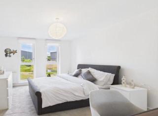 Modern 2-Bed Apartment in Longcross with Balcony & Parking - 4