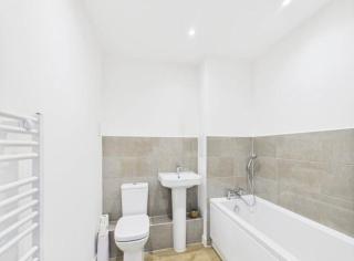Modern 2-Bed Apartment in Longcross with Balcony & Parking - 4