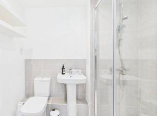 Modern 2-Bed Apartment in Longcross with Balcony & Parking - 2