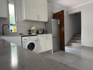 Private Bryanston Cottage, Garden, Uncapped Wi-Fi - 3