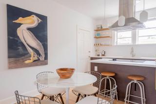 Designer 2BR Condo, 5 Mins to Sand, Free Parking - 9