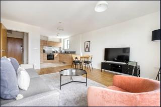 Spacious 1-bed Apartment Limehouse Marina - 0