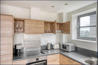Spacious 1-bed Apartment Limehouse Marina - 3