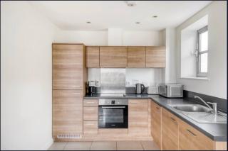 Spacious 1-bed Apartment Limehouse Marina - 1