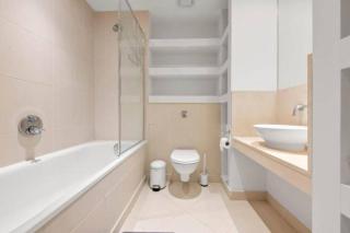 Stylish 2-Bed Canary Wharf Flat DLR 3 Mins Dock Views - 2