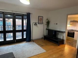 Elegant Dockside 2-Bed Stay - London - 7