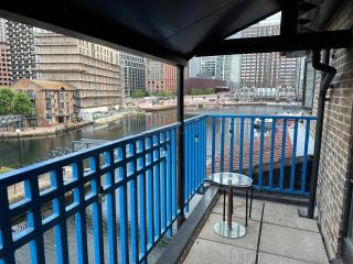 Elegant Dockside 2-Bed Stay - London - 8