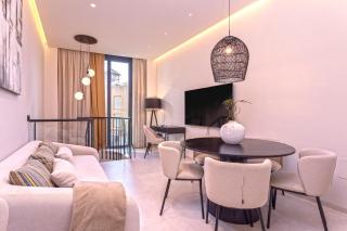 Magnificent Renovated 2BD 2BTH Duplex with Backyard - City Centre - 7