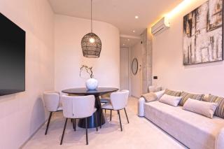 Magnificent Renovated 2BD 2BTH Duplex with Backyard - City Centre - 6