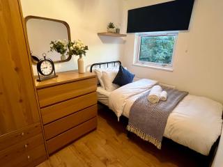 Stylish 4BR Home Close to A45 & NEC Venue - 1