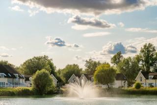 Swans Rest Lakeside Retreat with Kayaks & Hot Tub - South Cerney - 8