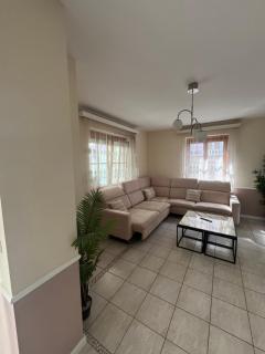 4-Bedroom House & Large Garden - 2