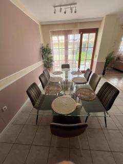 4-Bedroom House & Large Garden - 3