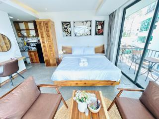 302MSNK Luxe Studio w Balcony & Kitchen - 6