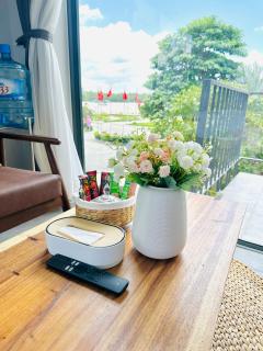 302MSNK Luxe Studio w Balcony & Kitchen - 2