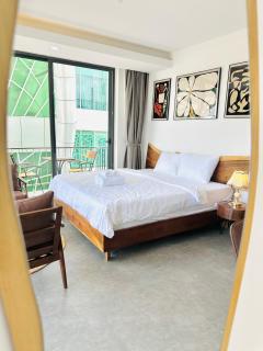 302MSNK Luxe Studio w Balcony & Kitchen - 9