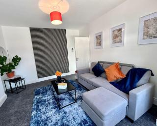 Spacious 4-Bed House Parking Ideal for Contractors - 1