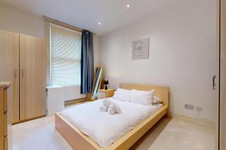 Superb 2Bed Flat Right Beside Earl's Court Station - London - 8