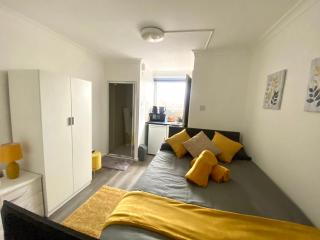 Modern Self-contained En-suite With Kitchenette - Borehamwood - 7
