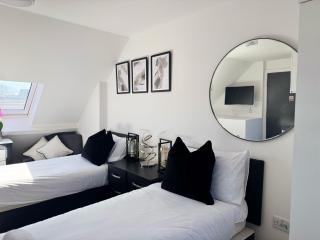 The 37 Suites - Ponders End - 8