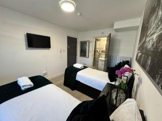 The 37 Suites - Ponders End - 4
