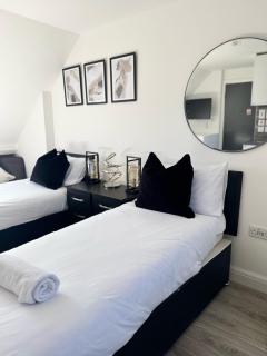 The 37 Suites - Ponders End - 1