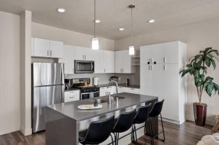 Deluxe 2BR Convention Center Gym, Pool, Htub, Pkg - 9