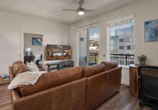 Deluxe 2BR Convention Center Gym, Pool, Htub, Pkg - 3