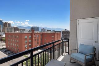 Deluxe 2BR Convention Center Gym, Pool, Htub, Pkg - 1