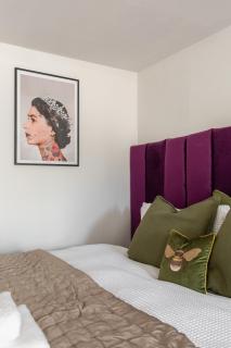 Unique, Vibrant Apartment Close to Seafront - 3