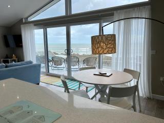30 Golden Bay Holiday Village - Stylish Two Bed Moments From the Beach - 8