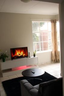 Modern 2 Bedroom in Upper Houghton, Near Wits, UJ - Johannesburg - 5