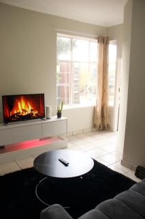 Modern 2 Bedroom in Upper Houghton, Near Wits, UJ - Johannesburg - 0