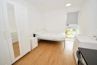 Convenient 8 Bedroom Apartment in Liverpool - 1