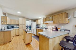 4 BR Home with BackYard and Steps from the Lake - 4