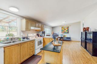 4 BR Home with BackYard and Steps from the Lake - 2