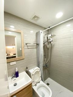 Cozy Room with Free Pool Access & PS4 Located at QC - Luxx Haven - 3