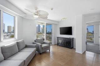 Contemporary 2Bed 2BA, Parking, Pool, BBQ, Balcony - Gold Coast - 0